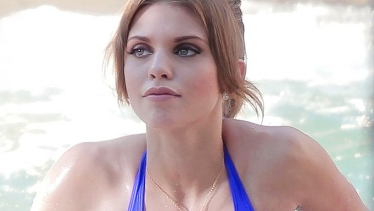 AnnaLynne McCord w bikini na planie serialu - zajawka