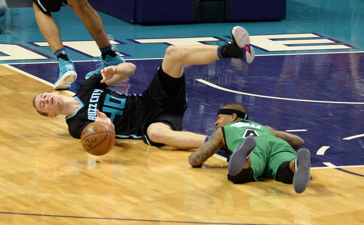 Cody Zeller (w czarnym stroju)