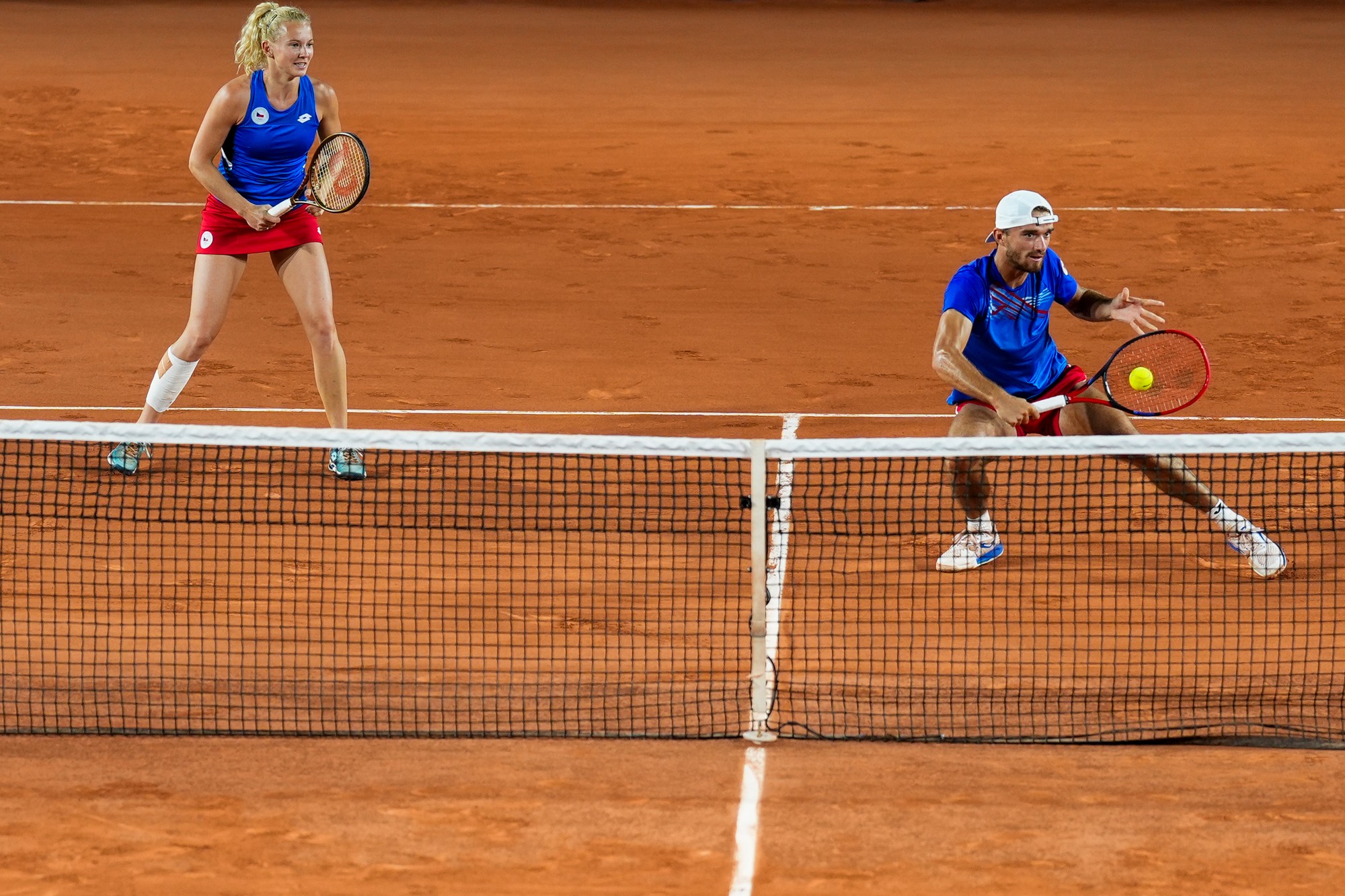 Český pár Kateřina Siniaková a Tomáš Macháč na letných olympijských hrách v Paríži vyhrali zlato.