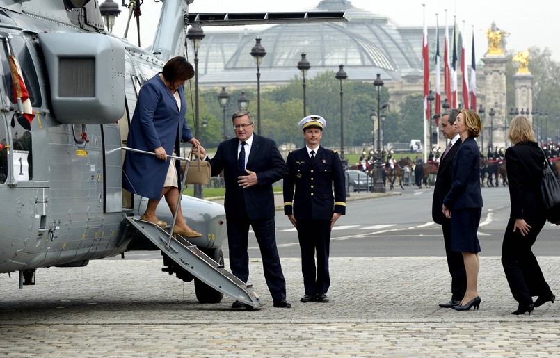 Polski prezydent przebywa z wizytą państwową w Paryżu. Na początek rozmawiał z prezydentem Francji. Podkreślał, że jeszcze chyba nigdy polsko-francuskie relacje nie były tak bogate nie tylko w doświadczenia, ale i dokonania. Prezydent mówił o wspólnej wizji polityki bezpieczeństwa i obrony. "Przywiązujemy do tego ogromną wagę i czujemy wspólnotę zainteresowania i szansę na wspólnotę działania z Francją przede wszystkim" - powiedział Bronisław Komorowski.