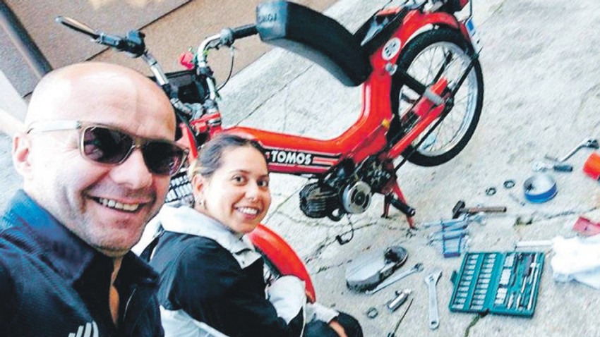 Tarik i Sofija pored motocikla za vreme popravke