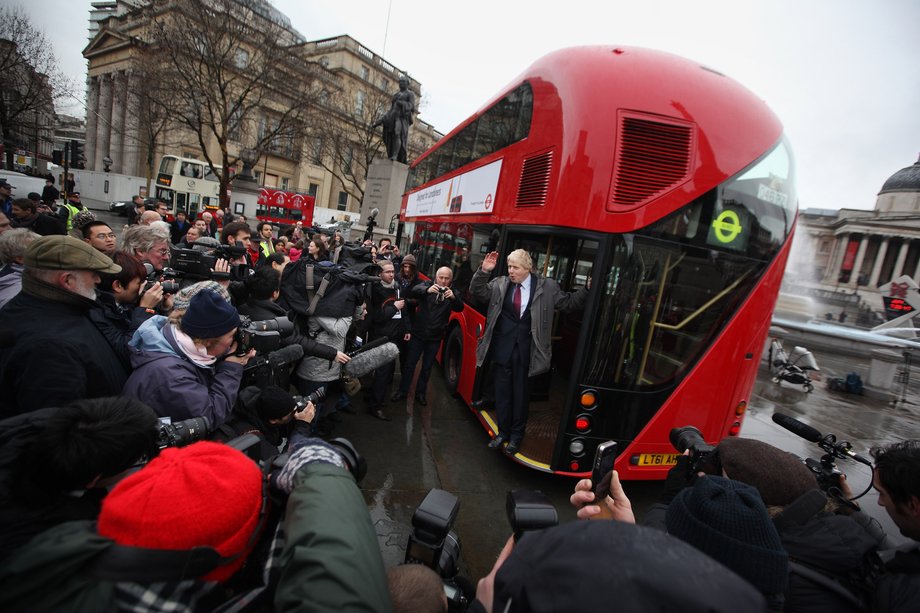 Boris Johnson w piętrowym autobusie