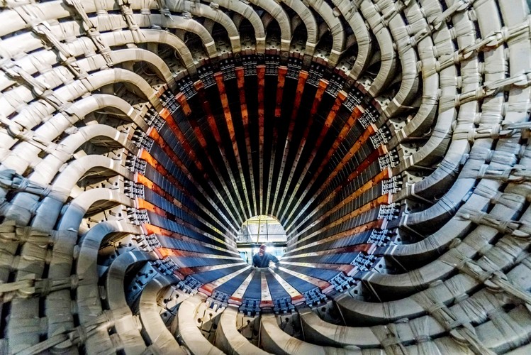 Pracownik sprawdza hydrogenerator w zakładzie produkcyjnym w Charkowie na Ukrainie