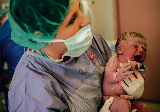 60-letnia pacjentka urodziła w Szpitalu Bielańskim w Warszawie. Na zdjęciu: noworodek, który przyszedł na świat dzięki cesarskiemu cięciu Maksymilian Rigamonti