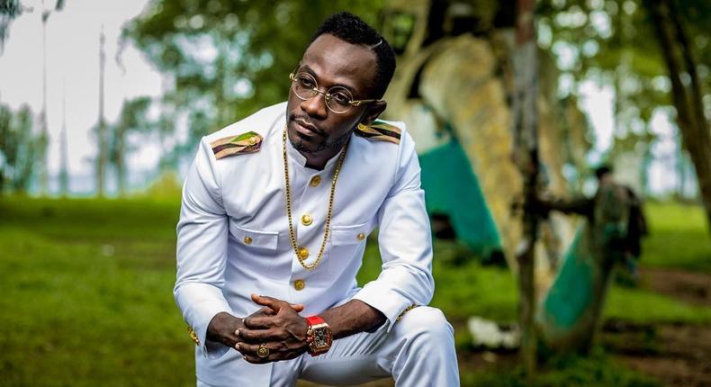 Okyeame Kwame - Small Small feat. MzVee