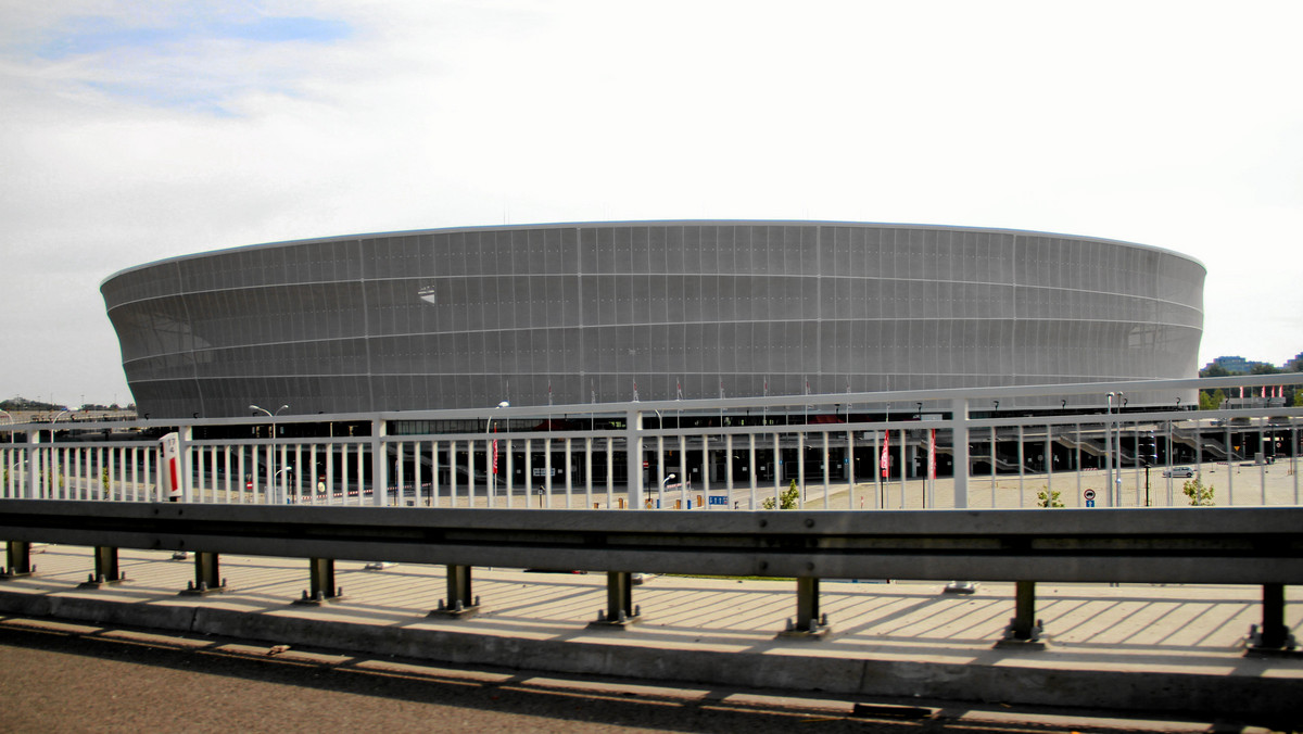 Wojewoda dolnośląski Marek Skorupa zamknął na dwa mecze piłkarskie Śląska część Stadionu Miejskiego we Wrocławiu. To efekt odpalania przez kibiców rac podczas derbowego spotkania z KGHM Zagłębie Lubin.