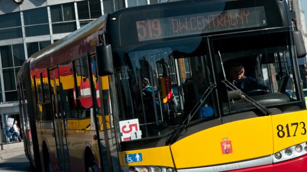 Tysiąc spośród tysiąca stu autobusów wyjeżdżających codziennie na warszawskie ulice zostało wyposażonych w automaty biletowe. ZTM zapowiada, że wkrótce każdy autobus będzie miał biletomat - informuje portal mmwarszawa.pl.