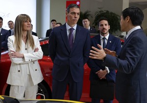 Begonja Gomez i Pedro Sančez sa predsednikom i izvršnim direktorom kompanije "Xiaomi" Lijem Džunom (desno) u Pekingu, 13. aprila 2026.