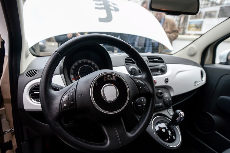 ElectroMobility Poland to spółka, którą w październiku ub.r. powołały do życia: PGE, Tauron, Enea oraz Energa. Każda z firm objęła po 25 proc. jej kapitału akcyjnego, który wynosi 10 mln zł. Spółka planuje - przy wsparciu polskiego rządu - stworzyć podstawy dla nowego rynku w Polsce i stać się częścią globalnego przemysłu pojazdów elektrycznych.
<br>
Do maja br. profesjonalne jury wyłoni pięć wizualizacji, które posłużą do budowy prototypu. Na ich podstawie w kolejnym konkursie zostaną wyłonione prototypy aut, które trafią na polskie drogi, a twórca prototypu spełniającego minimalne wymagania otrzyma nagrodę w wysokości 100 tys. zł.