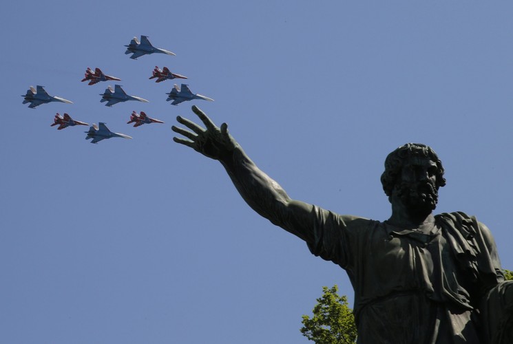 Na część lotniczą defilady złożył się przelot na wysokości od 150 do 400 metrów 71 śmigłowców i samolotów. Tę część pokazu otworzyły śmigłowce: ciężki transportowy Mi-26 i osiem wielozadaniowych Mi-8AMTSz. Za nimi pojawiły się na niebie szturmowe śmigłowce Mi-28N, Ka-52 Aligator oraz Mi-35.<br><br>
Z Moskwy Anna Wróbel (PAP)
<br>
awl/ ksaj/ ap/