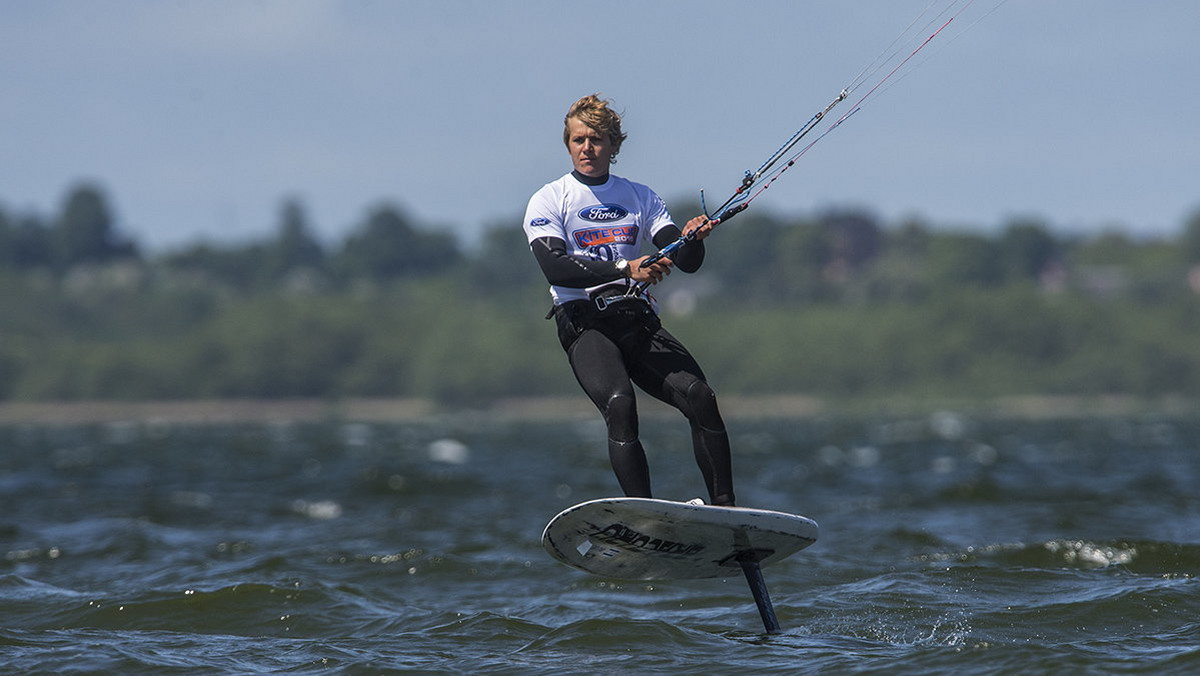 W dniach 4 - 6 czerwca w Rewie podczas zawodów Pucharu Polski w kitesurfingu Ford Kite Cup rozegrano po raz pierwszy Mistrzostwa Polski w Foilboardingu. Bezchmurne niebo, słońce oraz wiatr o sile 15 - 20 węzłów nastroiły wszystkich zawodników pozytywną energią. Wspaniała pogoda ściągnęła wielu widzów spragnionych słońca i sportowych emocji.