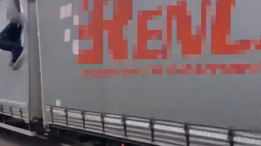 Imigrant zniszczył polską ciężarówkę. Uciekł z pędzącego samochodu
