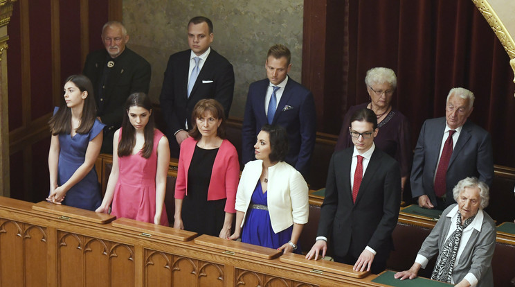 2018. május 10-én az Országgyűlés plenáris ülésén, ahol újra miniszterelnökké választották Orbán Viktort, nagymamája is ott volt a parlamentben (a kép jobb szélén látható) / Fotó: MTI Koszticsák Szilárd