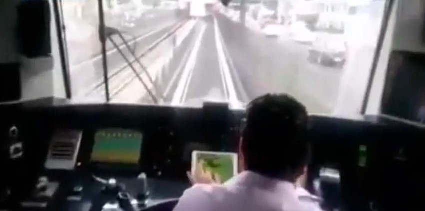 Vozi i igra "Farmvil"