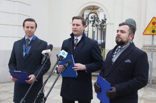 Warszawa, 03.03.2021. Posłowie Konfederacji Krzysztof Bosak (L) i Michał Urbaniak (P) oraz działacz ugrupowania Witold Stoch (C)