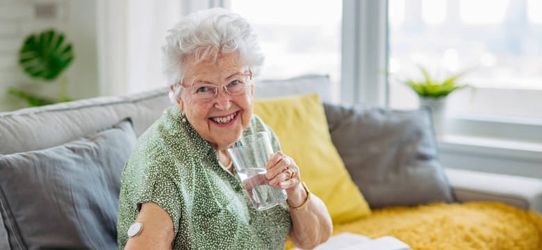 Trzyma cukier w ryzach i obniża cholesterol. Seniorzy powinni dodawać łyżeczkę do wody