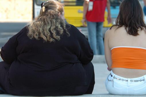 Problem otyłości. Dlaczego jedni pilnują diety i tyją, a inni mogą bezkarnie podjadać?