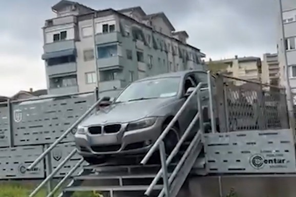 (VIDEO) KAKO JE OVO MOGUĆE?! Automobil "parkiran" na stepeništu u Kruševcu: Vozač pokušao da prođe, ali ostao zaglavljen