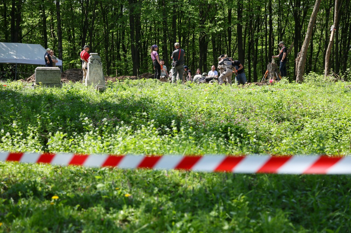Prace przy wydobyciu polskich ofiar rzezi wołyńskiej