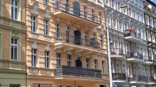 Elementy sztukatorskie, boniowania, gzymsy, dekoracje nad oknami, a do tego kolor, który współgra z sąsiednimi kamienicami - to miejsce robi wrażenie. 
