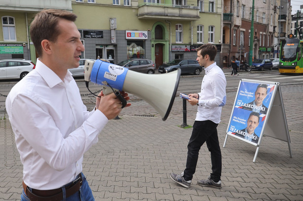 W rozmowie z dziennikarzem radia RMF.FM jeden z posłów PiS, który nie ujawnił swojego nazwiska, ale źródło padło w mediach, powiedział, że ten projekt jest kuriozalny i nie wie, dlaczego jego nazwisko znalazło się pod tym projektem i on w ogóle nie ma o tym pojęcia, nic takiego nie podpisywał – powiedział Szłapka.