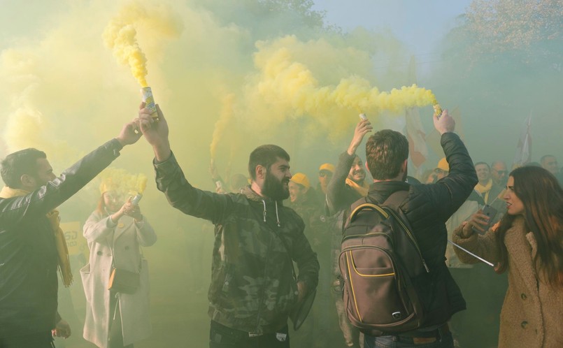 Obecnie policyjne siły specjalne koncentrują się na odblokowaniu głównego wejścia do parlamentu, jednocześnie rozpraszając demonstrantów znajdujących się na alei Rustawelego i likwidując ich namioty. Według mediów kilku protestujących w tłumie straciło przytomność.