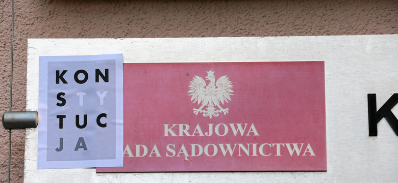 "Gaciowa" uchwała KRS. W tle koszulki z napisem "konsTYtucJA"
