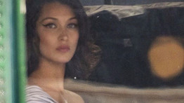 Bella Hadid szépen kipakolta a cicit az ablakba – fotók