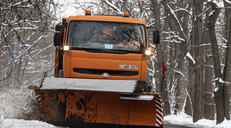 A Magyar Közút készen áll az országos havazás miatti munkálatokra / Fotó: MTI/Szigetváry Zsolt