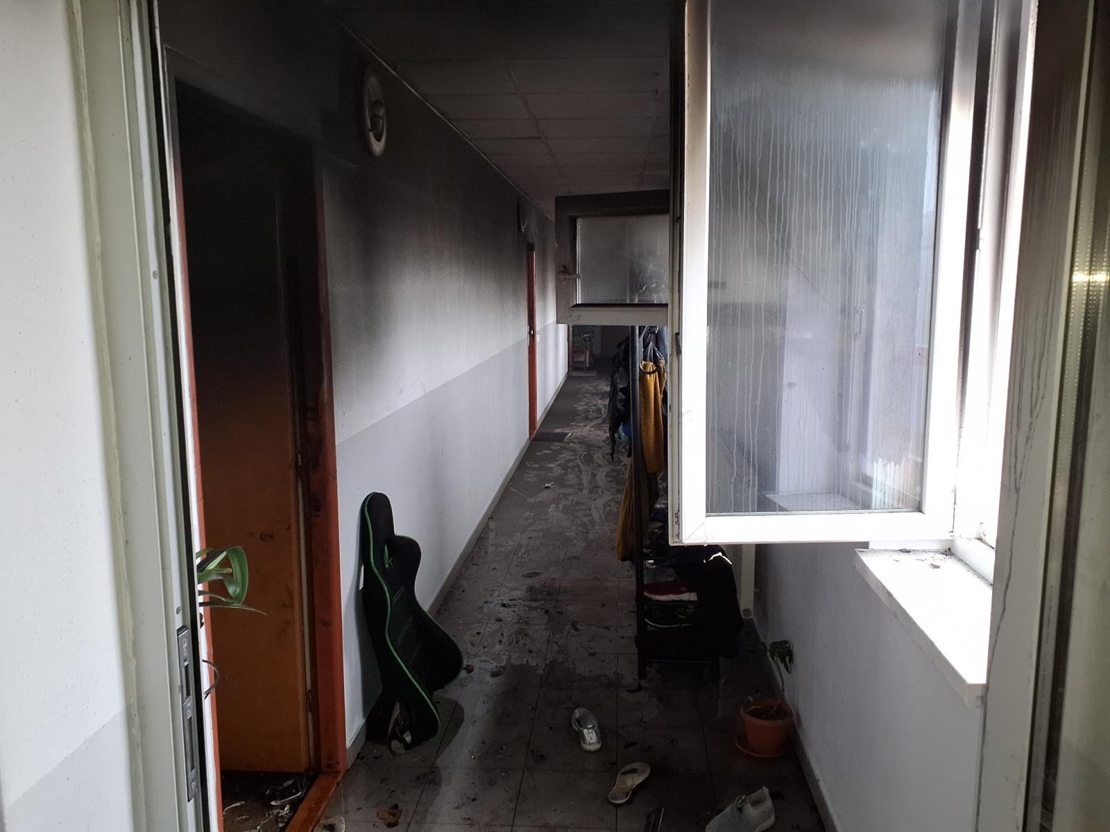 V Senici vypukol požiar v jednom z bytových domov. 