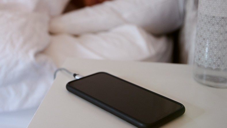 Smartfón by ste počas spánku mali radšej schovať. (ilustračné foto)