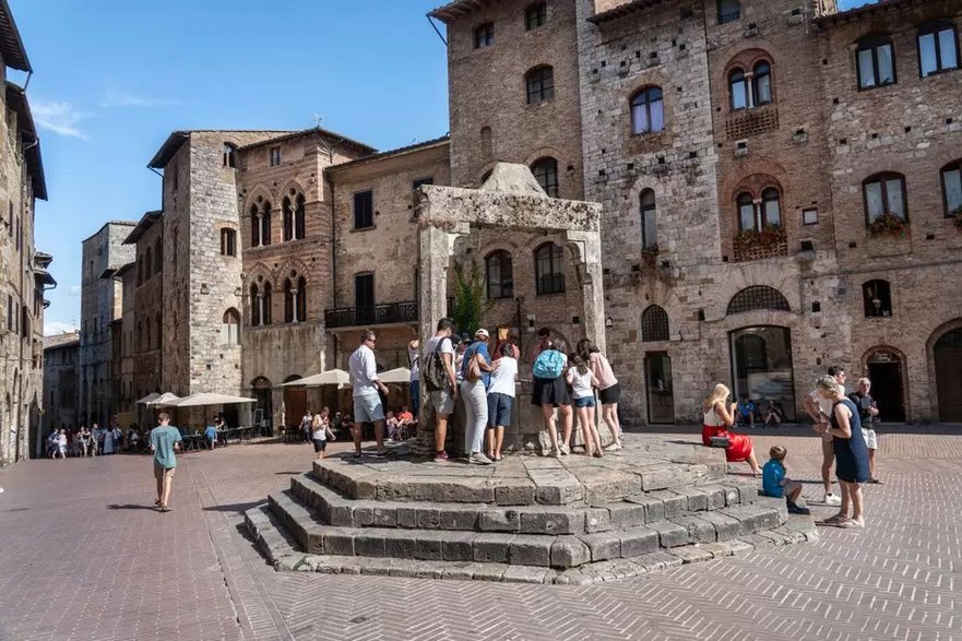 Piazza della Cisterna w San Gimignano