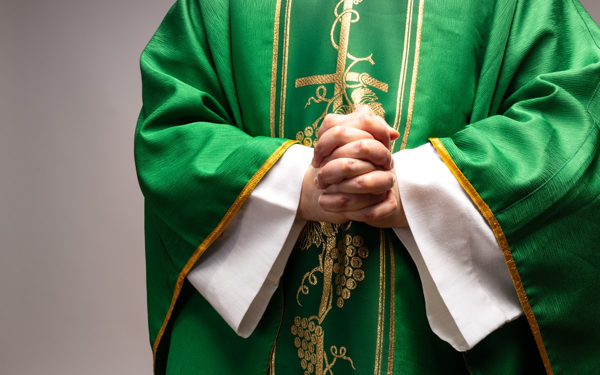 Kompletnie pijany mężczyzna zatrzymał się przed jednym ze sklepów. Mężczyznę zdradził sposób, w jaki wyszedł z pojazdu. Jak się okazało, pijany to ksiądz proboszcz