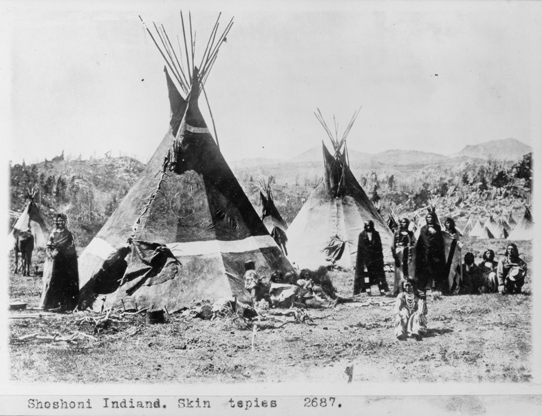 Obozowisko Szoszonów w górach Wind River w Wyoming, sfotografowane przez WH Jacksona, 1870 r.