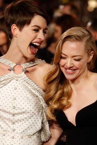 Amanda Seyfried i Anne Hathaway na premierze 'Les Misérables. Nędzników' w Londynie