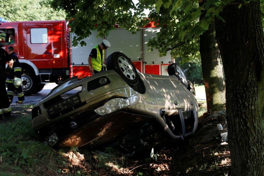 Kierowca wycinany był z samochodu