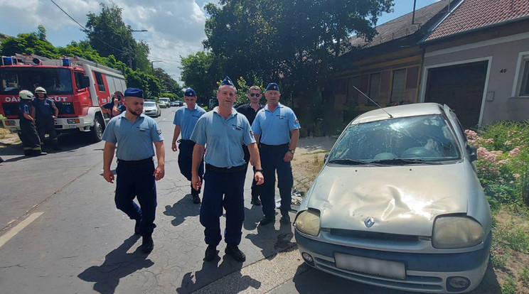 A fegyőrök egy pillanatig nem gondolkodtak, azonnal a bajba jutott autós segítségére siettek / Fotó: BvOP