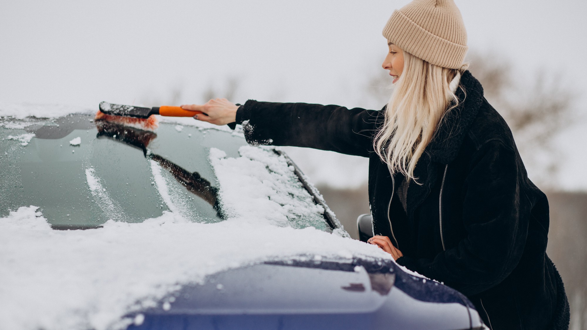 Mechanik varuje: Nepoužívajte domáci prípravok na odmrazovanie okien! Zničíte gumu a lak!