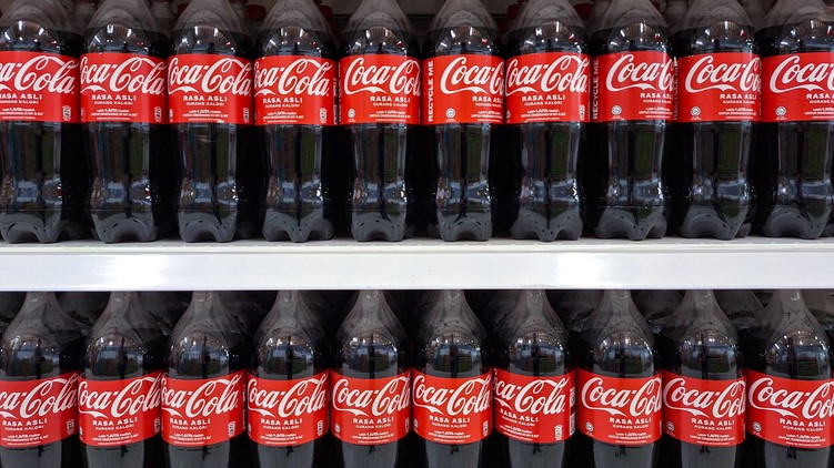 színes Coca-Cola változás palack újrahasznosítás