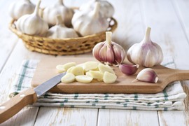 Ne stavljajte beli luk u frižider: Ako ga ovako budete čuvali, dugo će zadržati aromu