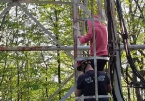 Spasavanje devojčica sa tornja