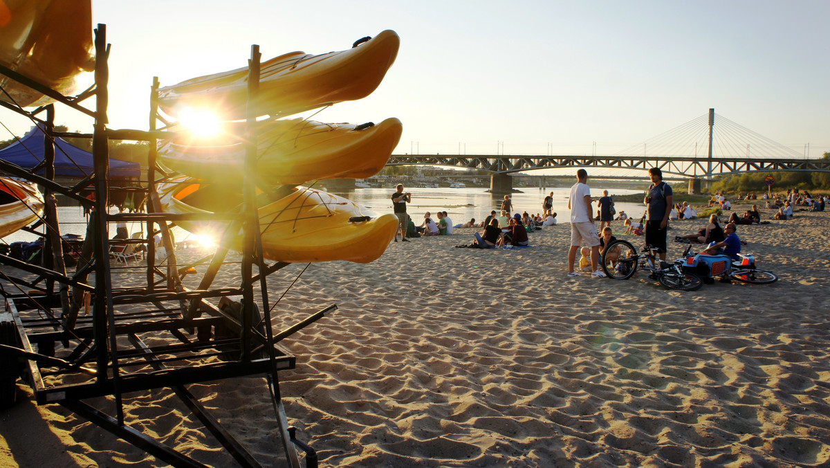 Spływy kajakowe, rejsy statkami po rzece czy szaleństwa na wakeboardzie, a także warsztaty, fitness,joga, polo, siatkówka plażowa, potańcówki czy plenerowe kino. Tegoroczny sezon nad Wisłą będzie obfitował w atrakcje zarówno w wodzie, jak i na lądzie. Jego otwarcie już w najbliższy weekend. Podpowiadamy, co się będzie działo w "Dzielnicy Wisła".