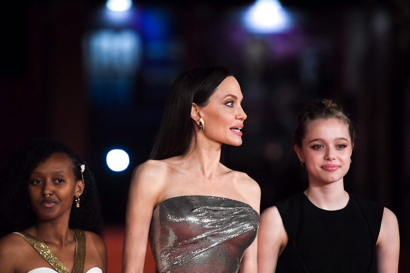 Shiloh Jolie-Pitt z siostrą i Angeliną Jolie