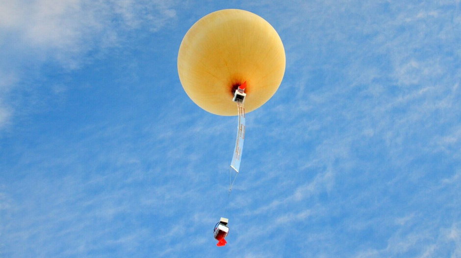 Typowy balon meteorologiczny przenosi ładunek w postaci instrumentów pomiarowych i nadajnika przekazującego dane do stacji naziemnej.