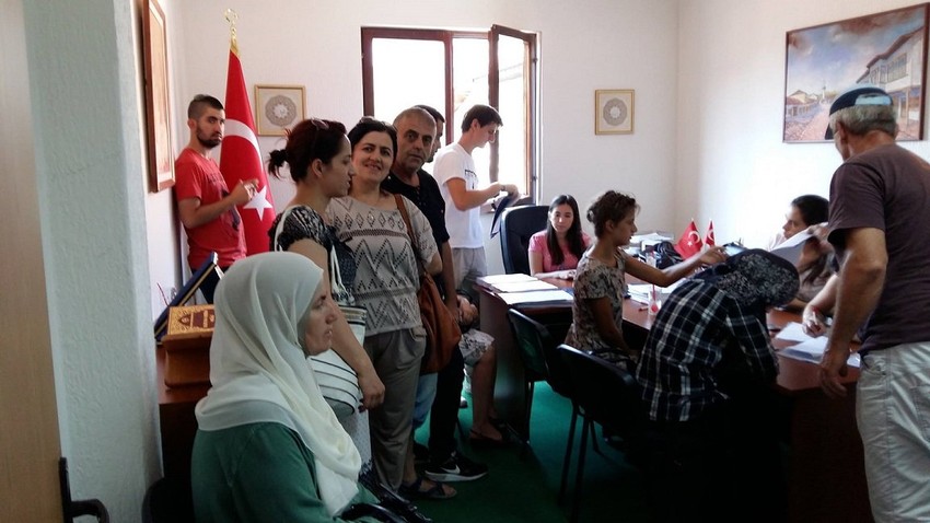 Bošnjaci čekaju u redu da se izjasne kao Turci
