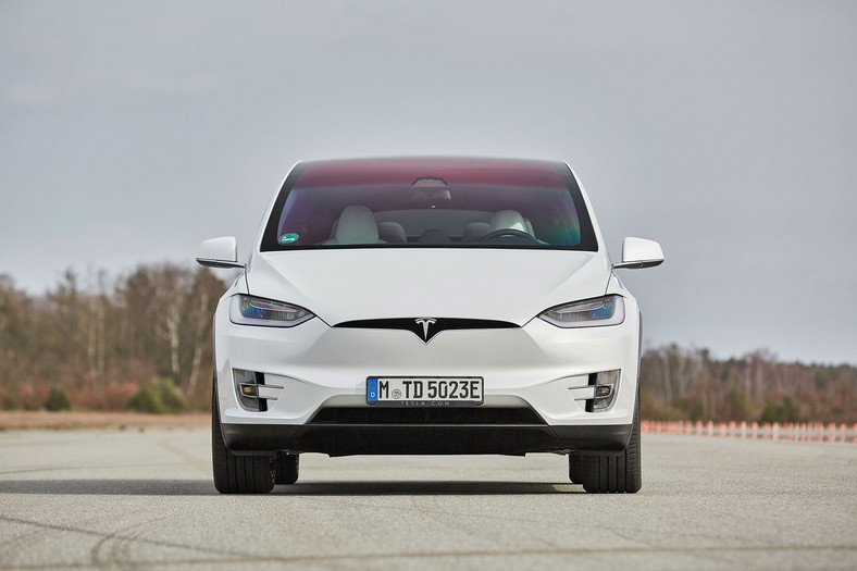 Tesla Model X kontra Audi e-tron - które elektryczne auto będzie lepszym wyborem?  