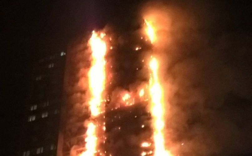 Według dwóch mieszkańców budynku przyczyną pożaru mogła być awaria instalacji elektrycznej w rejonie czwartego piętra; londyńska straż pożarna odmówiła spekulacji na temat źródła ognia.