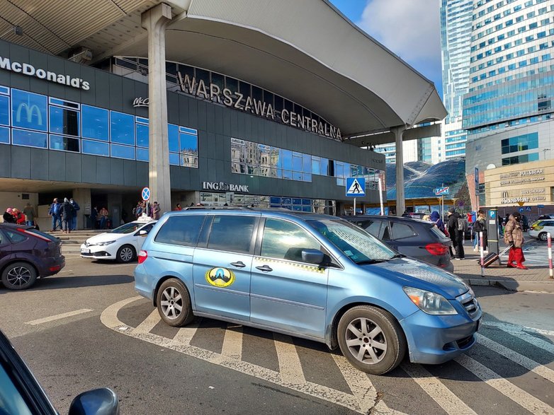 Jeden z pseudotaksówkarzy na Dworcu Centralnym w Warszawie