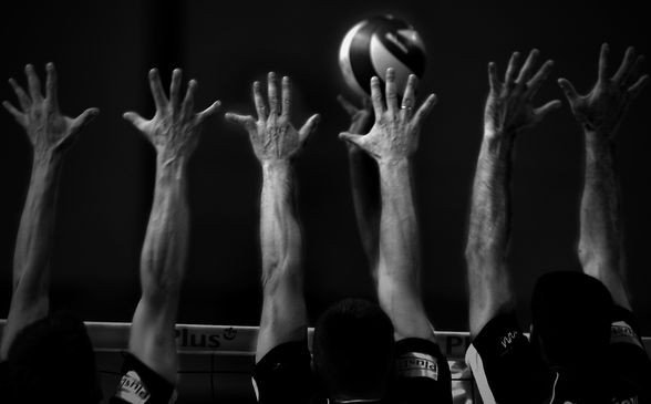 • Zdjęcie pojedyncze - zwycięzca w kategorii SPORT

Autor: Jerzy Dudek, „Rzeczpospolita”
Warszawa. Mecz Polskiej Ligi Siatkówki, J.W. Construction Osram AZS Politechnika Warszawska kontra AZS UWM Olsztyn. 17 października 2008