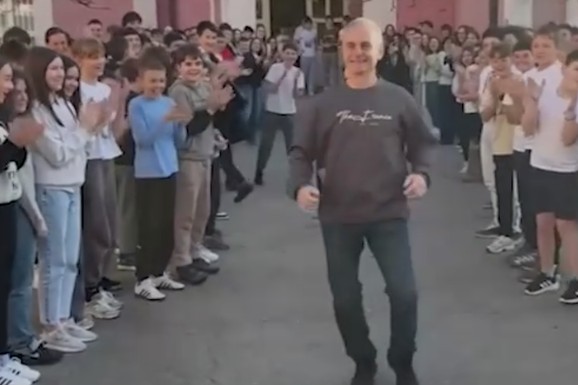 KAKAV GEST U ČAČANSKOJ GIMNAZIJI Više od deset hiljada učenika ispratilo omiljene profesore u penziju: Priređeno im iznenađenje koje će pamtiti do kraja života!